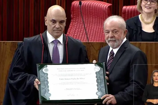 Lula é diplomado pelo TSE, chora e diz que o povo reconquistou a democracia