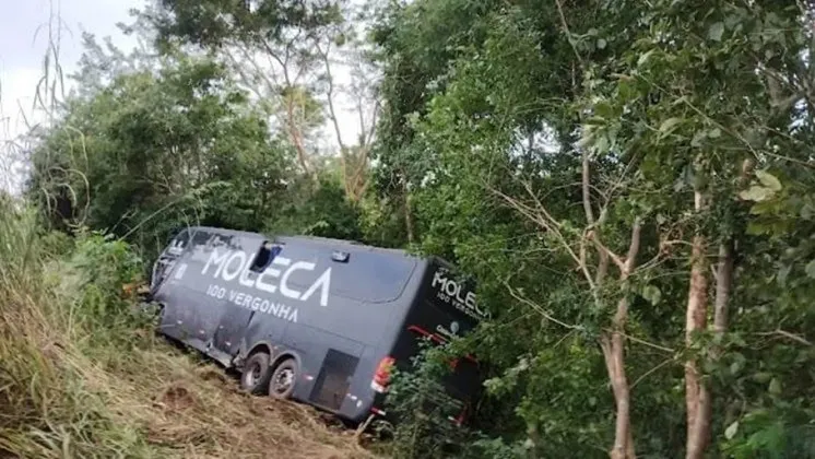 ÔNIBUS DE FORRÓ DE ENVOLVE EM ACIDENTE E DEIXA UM MORTO