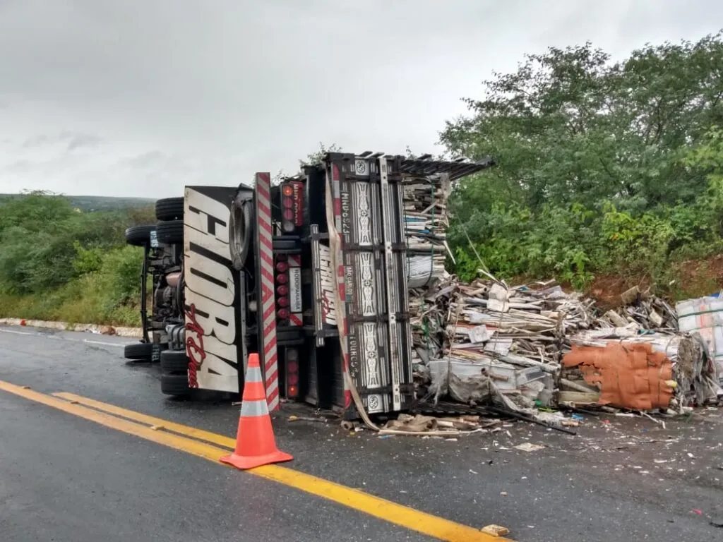 CAMINHÃO DE RECICLAVEIS TOMBA NA LADEIRA DO CAMPO COMPRIDO