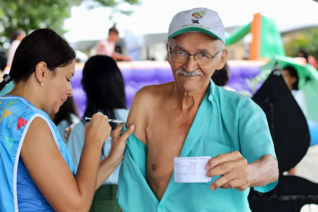 SAÚDE DISTRIBUI 112 MIL DOSES DA VACINA CONTRA A GRIPE E REALIZA DIA D DE VACINAÇÃO.