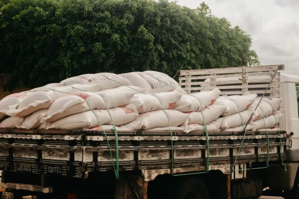 CUITÉ ENTREGA 15 TONELADAS DE FARELO DE SOJA PARA AGRICULTORES DO MUNICÍPIO