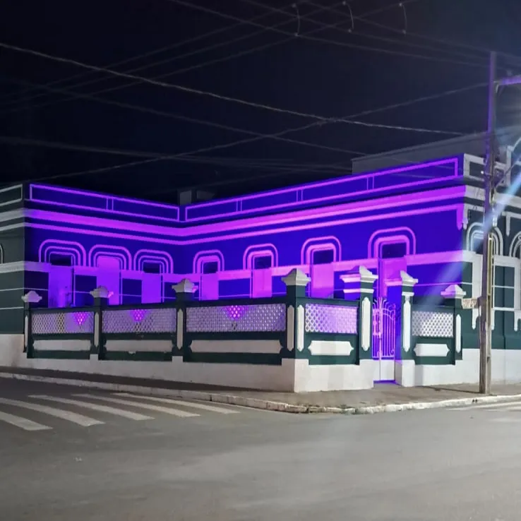 EM CUITÉ, ILUMINAÇÃO LILÁS EM PRÉDIOS PÚBLICOS INTEGRA ATIVIDADES DO AGOSTO LILÁS