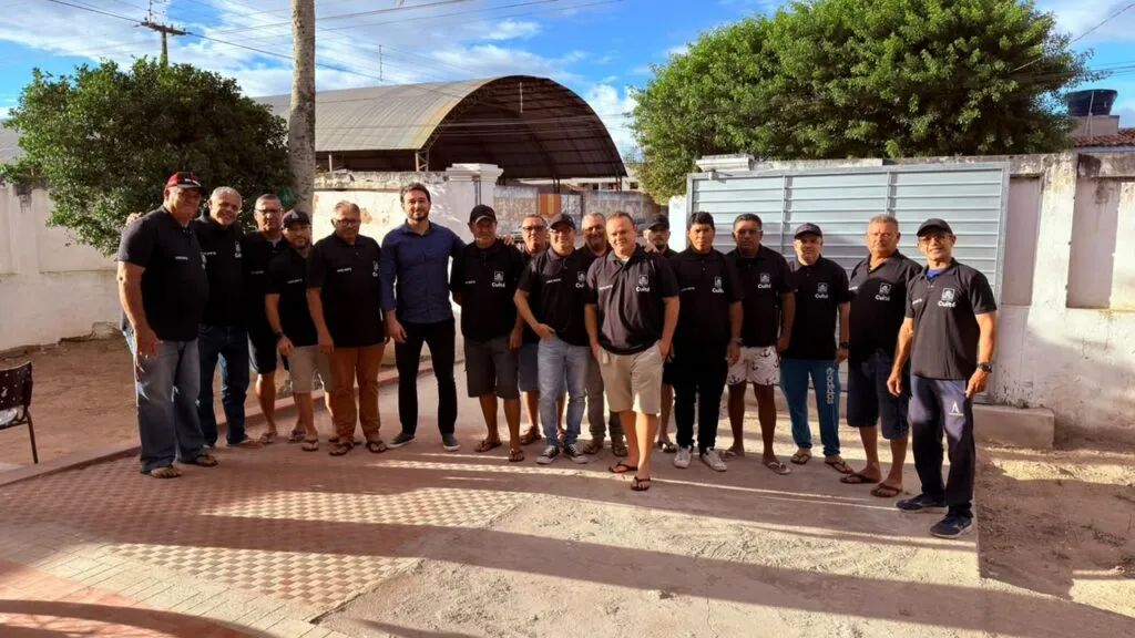 EM CUITÉ, VIGILIANTES QUE ATUAM NOS PRÉDIOS PÚBLICOS RECEBEM NOVO FARDAMENTO