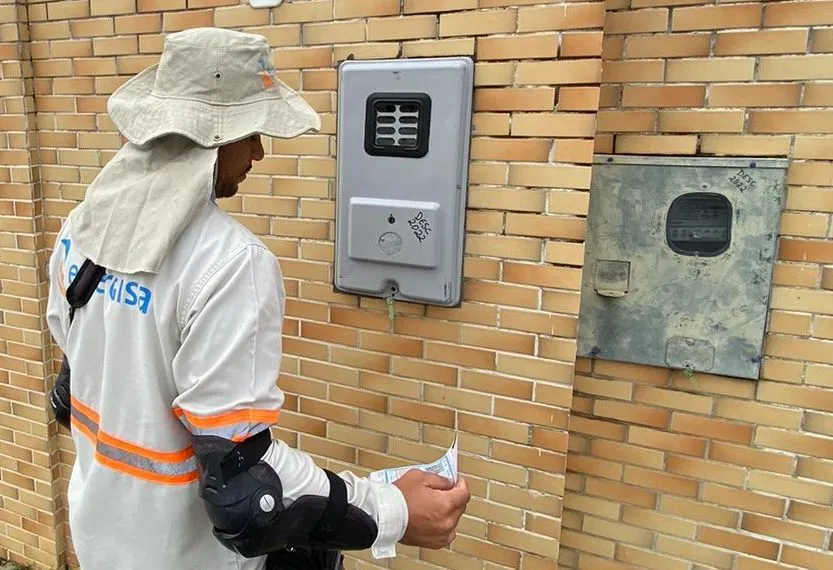 ENERGISA ORIENTA CLIENTES A NÃO FIXAREM ADESIVOS E ORNAMENTAÇÕES NAS CAIXAS DE MEDIDORES DE ENERGIA