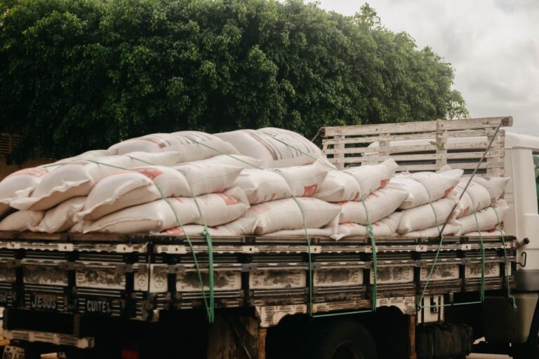 CUITÉ ENTREGA 15 TONELADAS DE FARELO DE SOJA PARA AGRICULTORES DO MUNICÍPIO